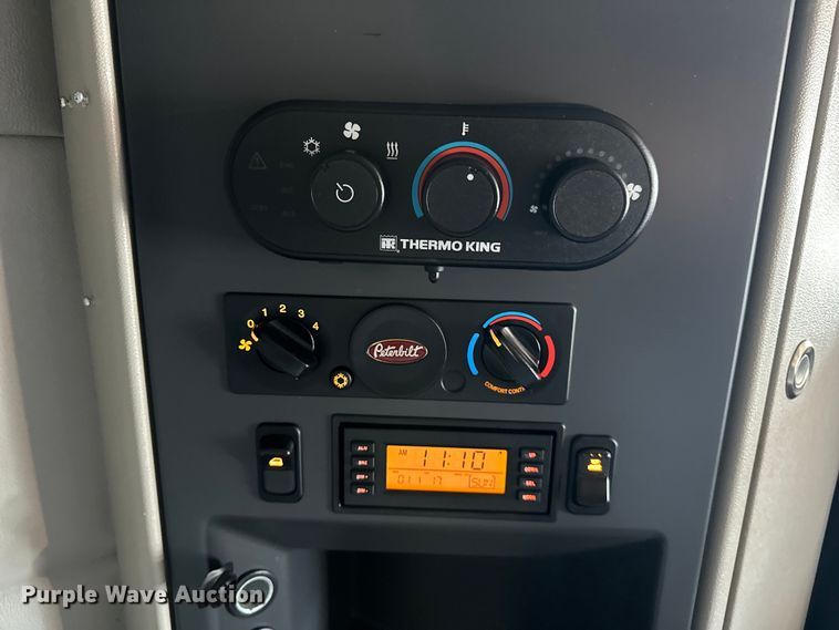 image for item EG1629 2019 Peterbilt  579 semi truck