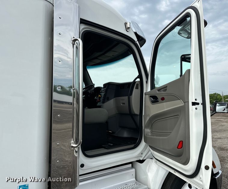 image for item EG1629 2019 Peterbilt  579 semi truck