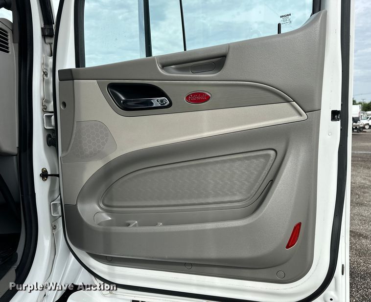 image for item EG1629 2019 Peterbilt  579 semi truck