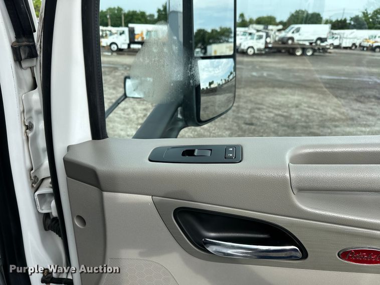 image for item EG1629 2019 Peterbilt  579 semi truck