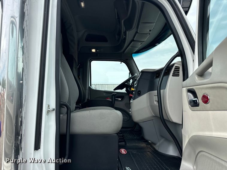 image for item EG1629 2019 Peterbilt  579 semi truck