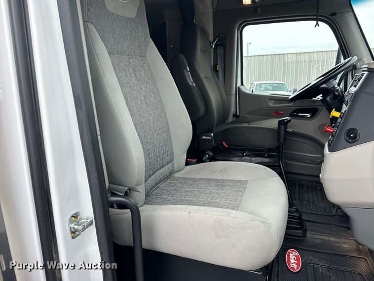 image for item EG1629 2019 Peterbilt  579 semi truck