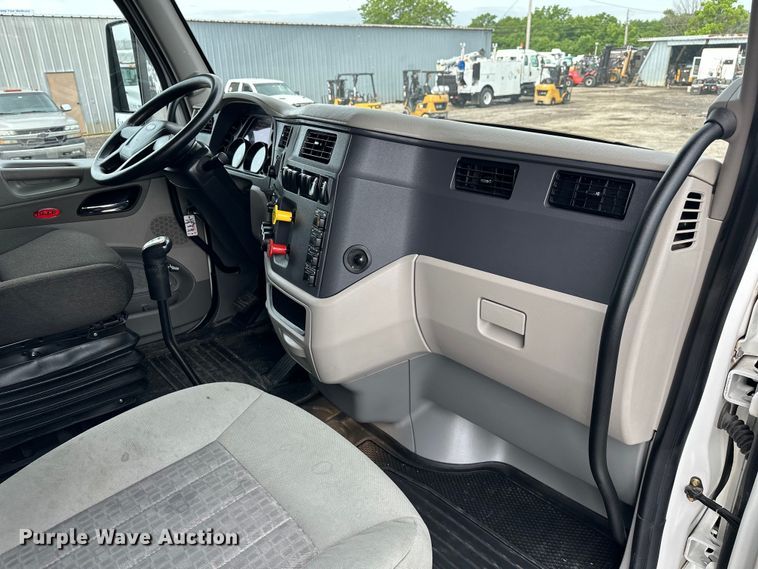 image for item EG1629 2019 Peterbilt  579 semi truck