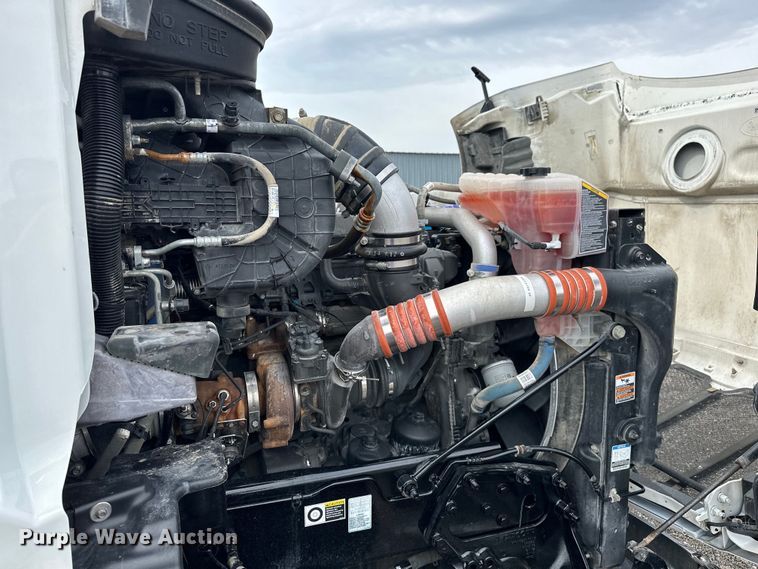 image for item EG1629 2019 Peterbilt  579 semi truck