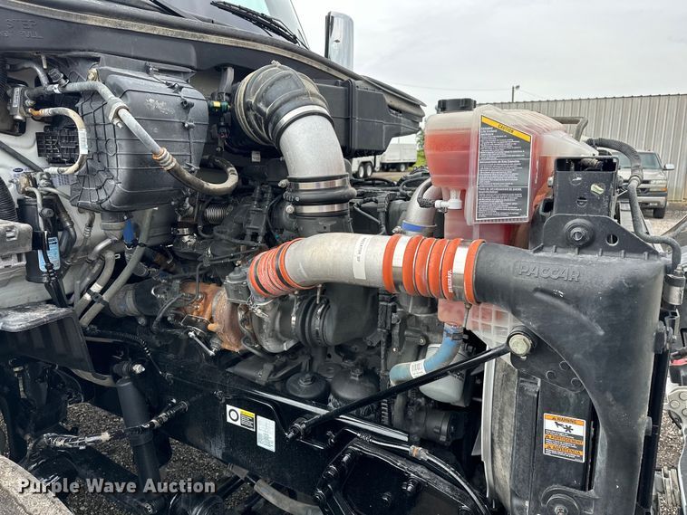 image for item EG1629 2019 Peterbilt  579 semi truck