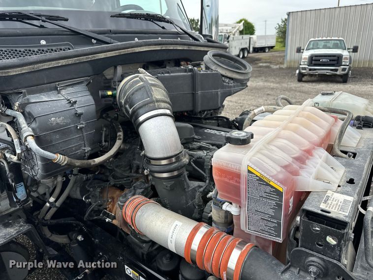 image for item EG1629 2019 Peterbilt  579 semi truck