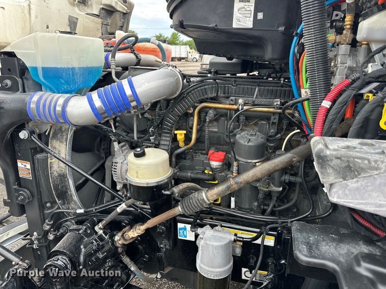 image for item EG1629 2019 Peterbilt  579 semi truck