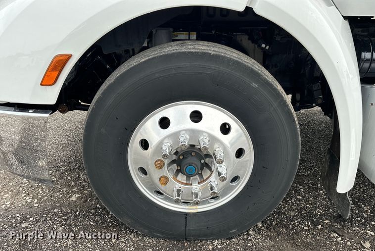image for item EG1629 2019 Peterbilt  579 semi truck