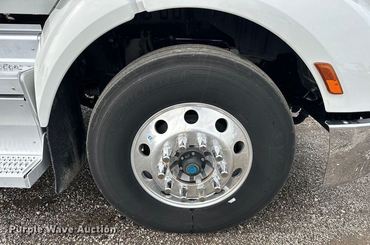 image for item EG1629 2019 Peterbilt  579 semi truck