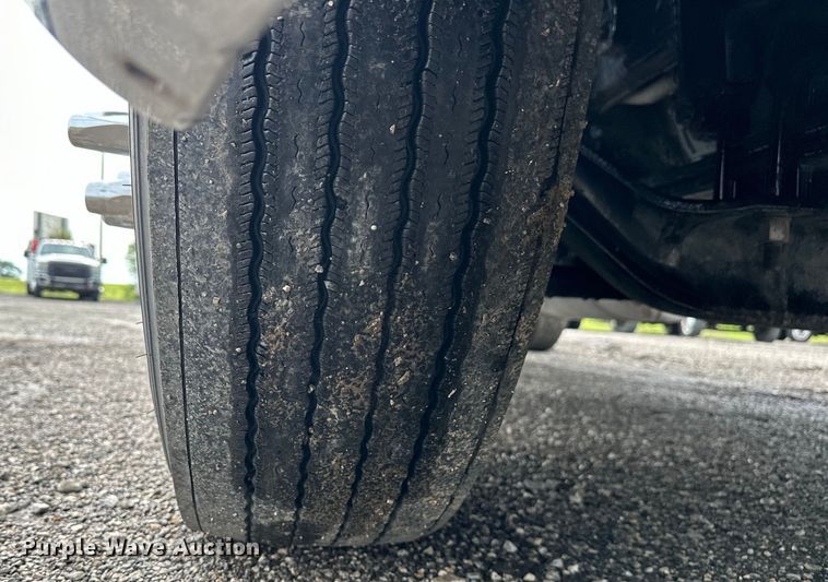 image for item EG1629 2019 Peterbilt  579 semi truck