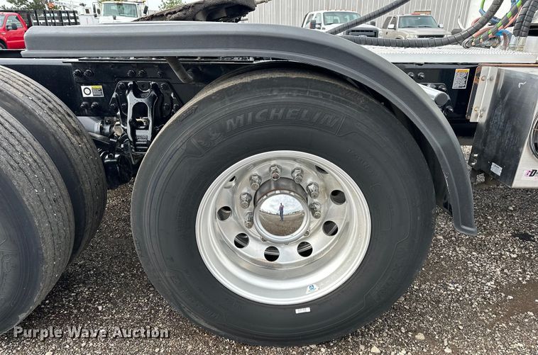 image for item EG1629 2019 Peterbilt  579 semi truck