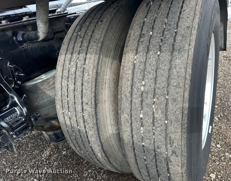 image for item EG1629 2019 Peterbilt  579 semi truck