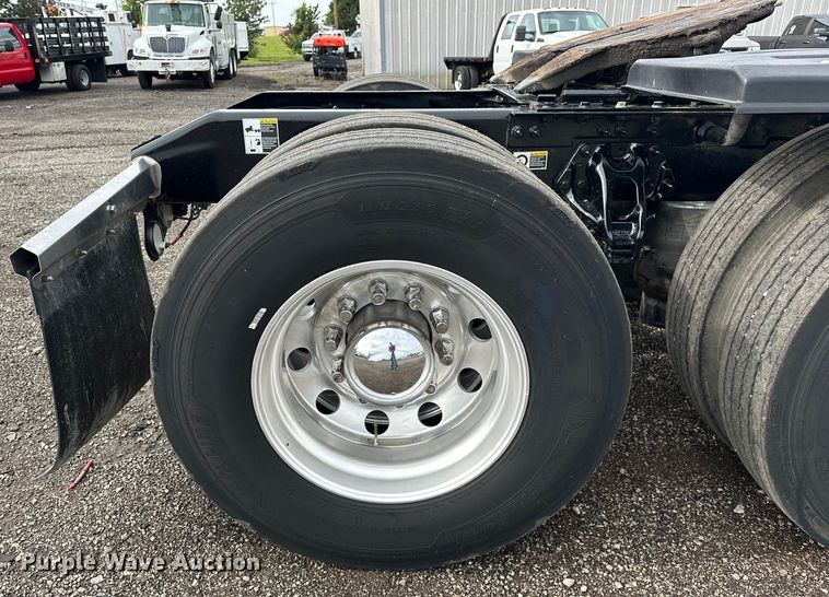 image for item EG1629 2019 Peterbilt  579 semi truck