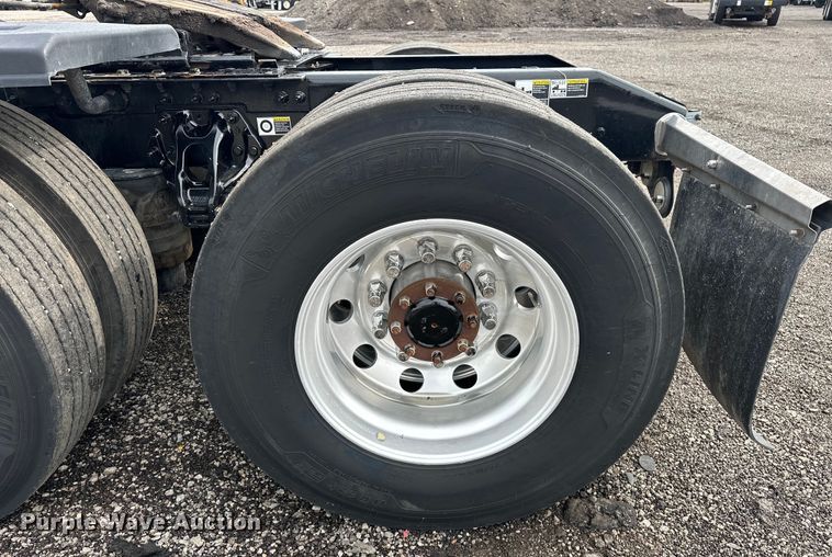 image for item EG1629 2019 Peterbilt  579 semi truck