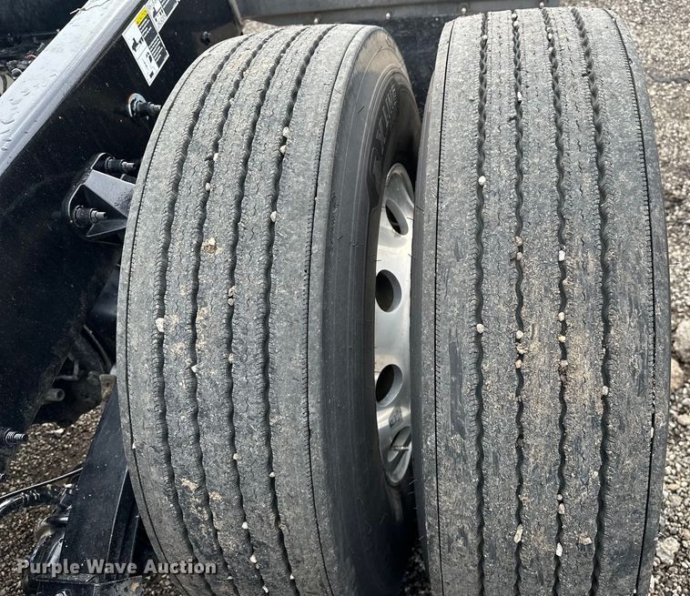 image for item EG1629 2019 Peterbilt  579 semi truck