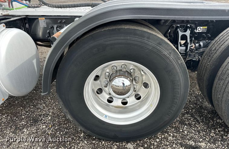 image for item EG1629 2019 Peterbilt  579 semi truck