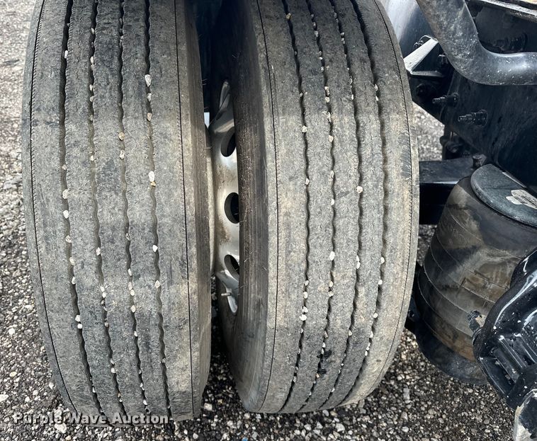 image for item EG1629 2019 Peterbilt  579 semi truck