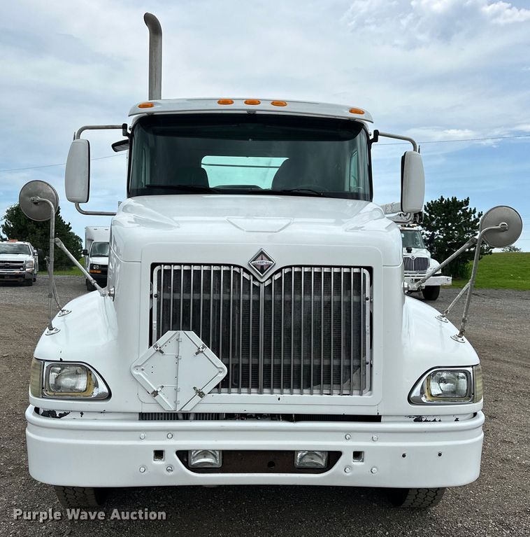 image for item EG1650 2006 International  9400 6X4 semi truck