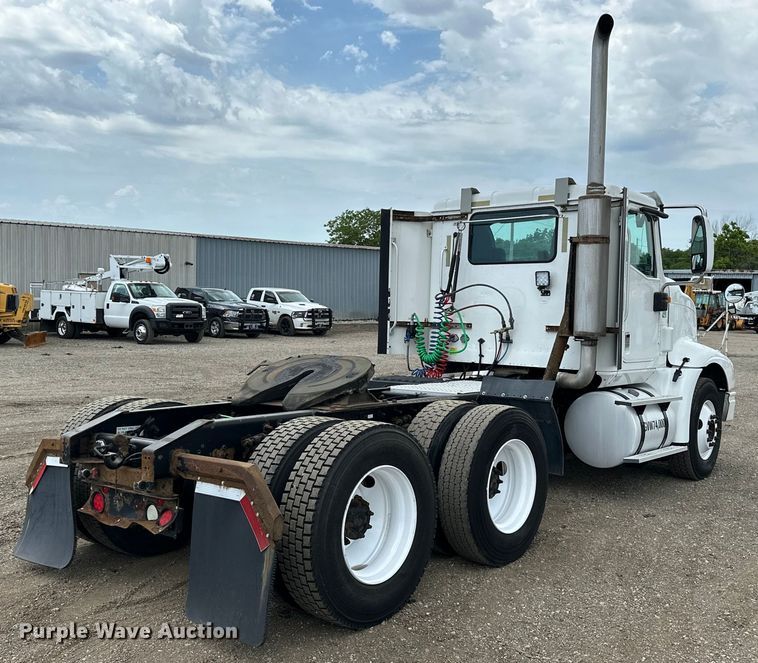 image for item EG1650 2006 International  9400 6X4 semi truck