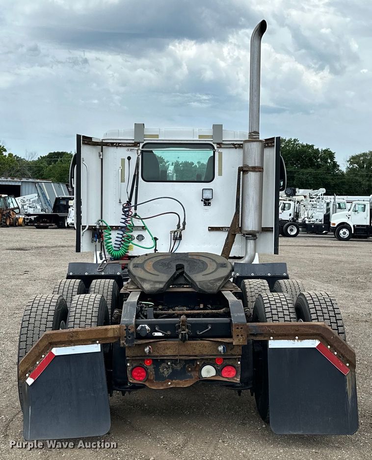 image for item EG1650 2006 International  9400 6X4 semi truck