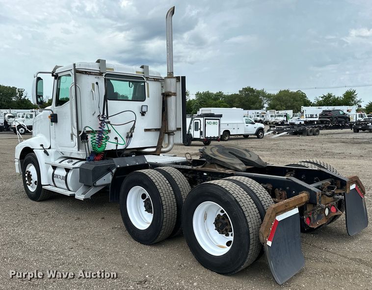 image for item EG1650 2006 International  9400 6X4 semi truck