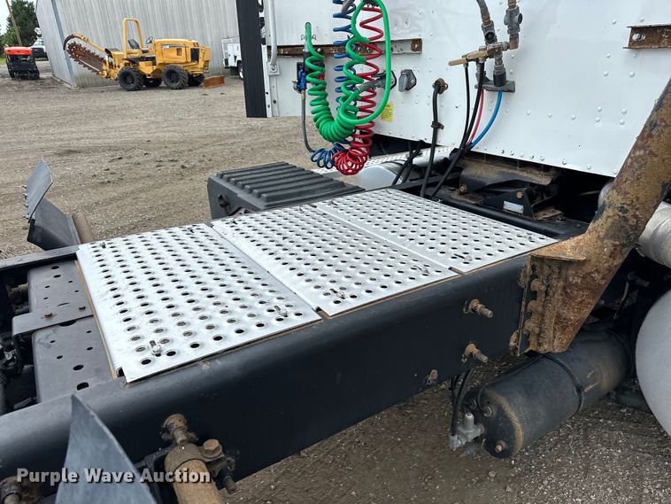 image for item EG1650 2006 International  9400 6X4 semi truck