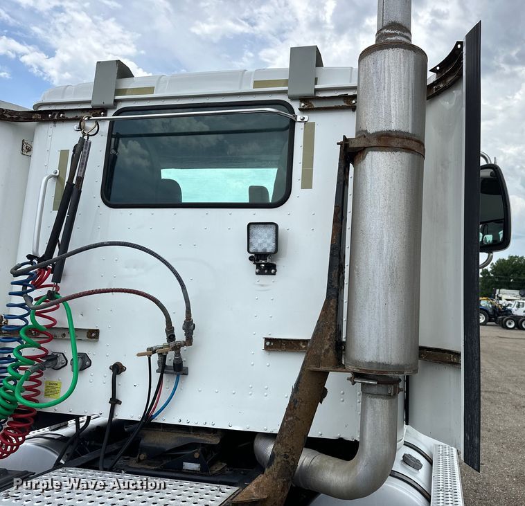 image for item EG1650 2006 International  9400 6X4 semi truck