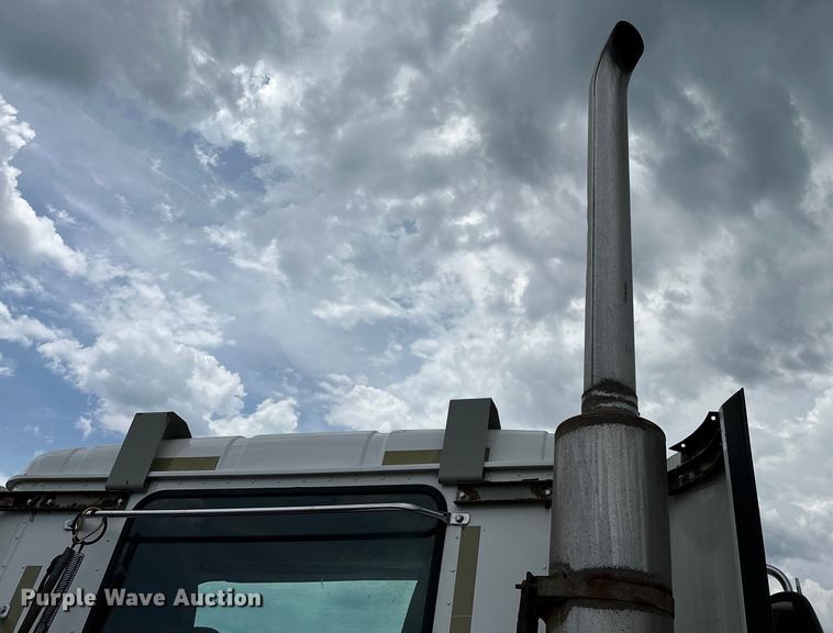 image for item EG1650 2006 International  9400 6X4 semi truck