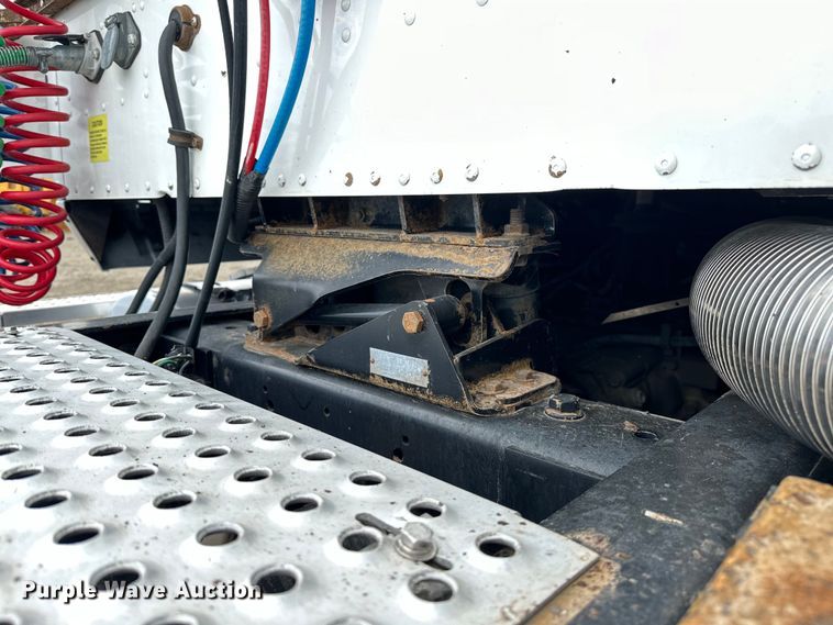 image for item EG1650 2006 International  9400 6X4 semi truck