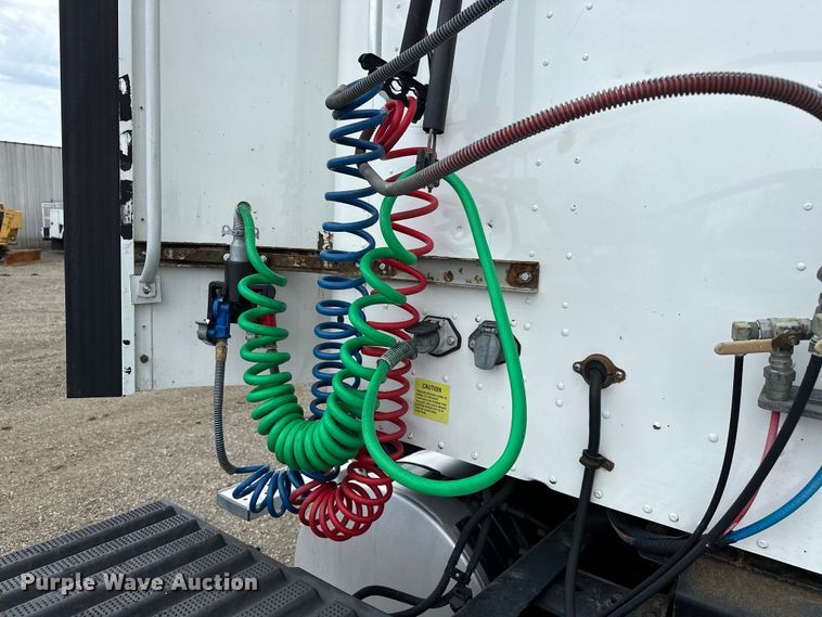 image for item EG1650 2006 International  9400 6X4 semi truck