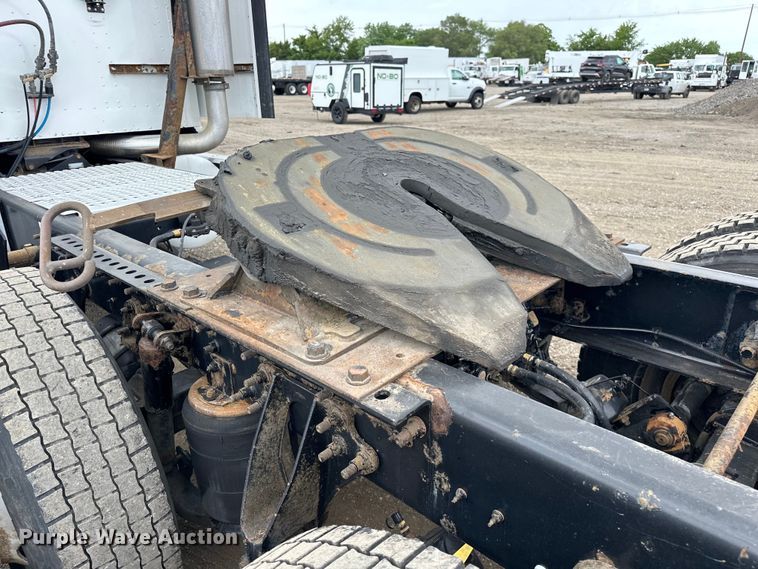 image for item EG1650 2006 International  9400 6X4 semi truck