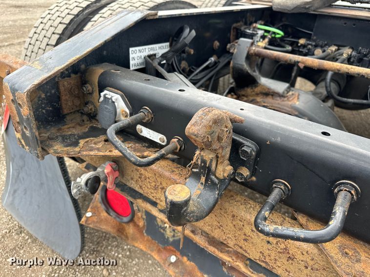 image for item EG1650 2006 International  9400 6X4 semi truck