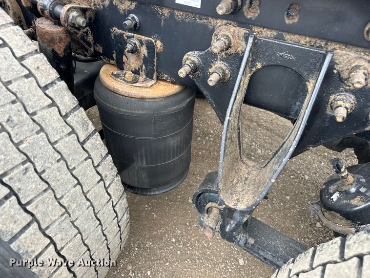 image for item EG1650 2006 International  9400 6X4 semi truck