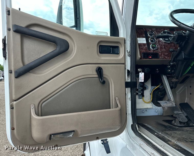 image for item EG1650 2006 International  9400 6X4 semi truck