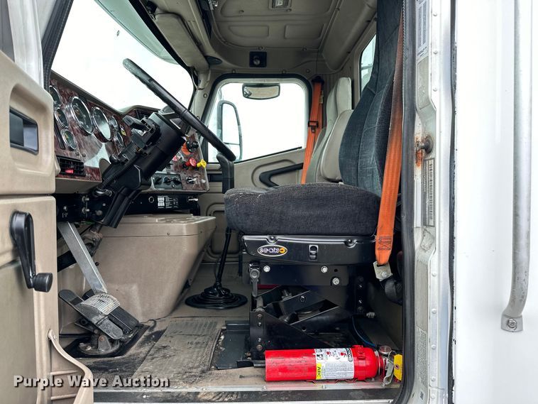 image for item EG1650 2006 International  9400 6X4 semi truck