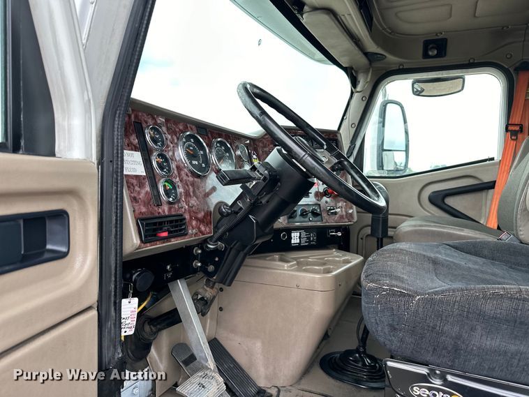 image for item EG1650 2006 International  9400 6X4 semi truck