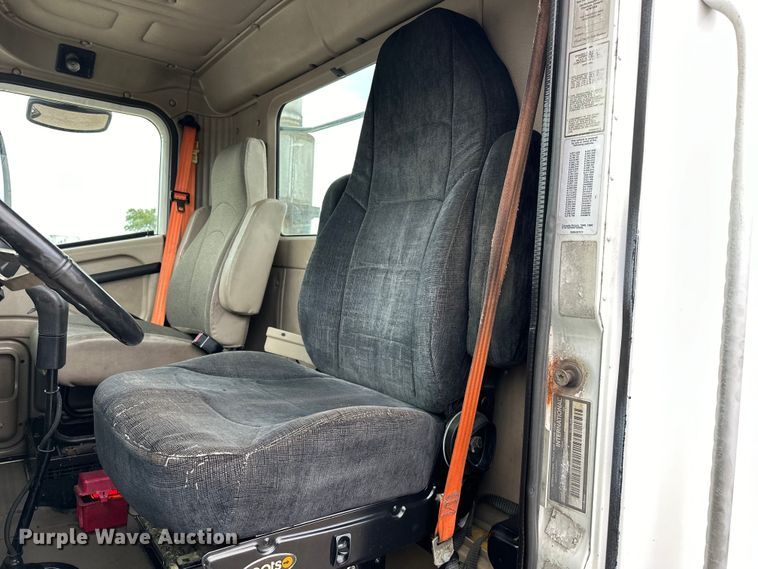 image for item EG1650 2006 International  9400 6X4 semi truck