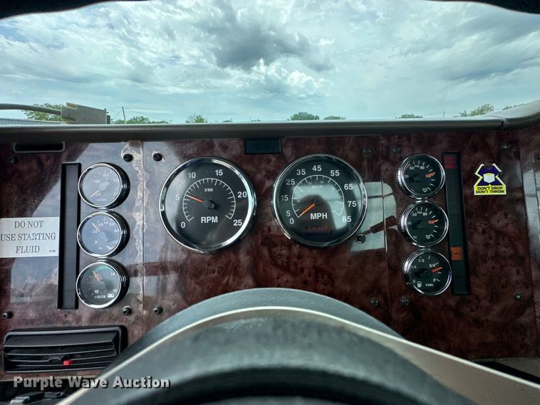 image for item EG1650 2006 International  9400 6X4 semi truck