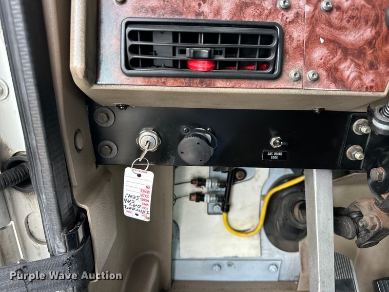 image for item EG1650 2006 International  9400 6X4 semi truck