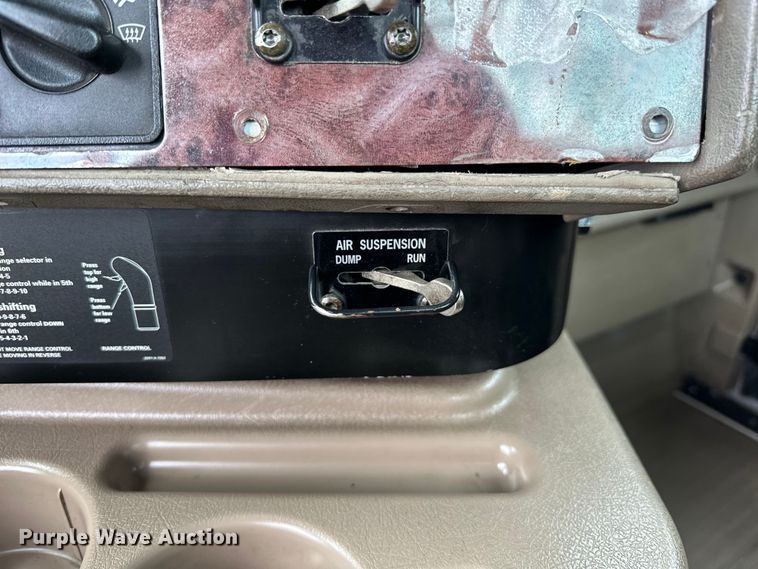 image for item EG1650 2006 International  9400 6X4 semi truck