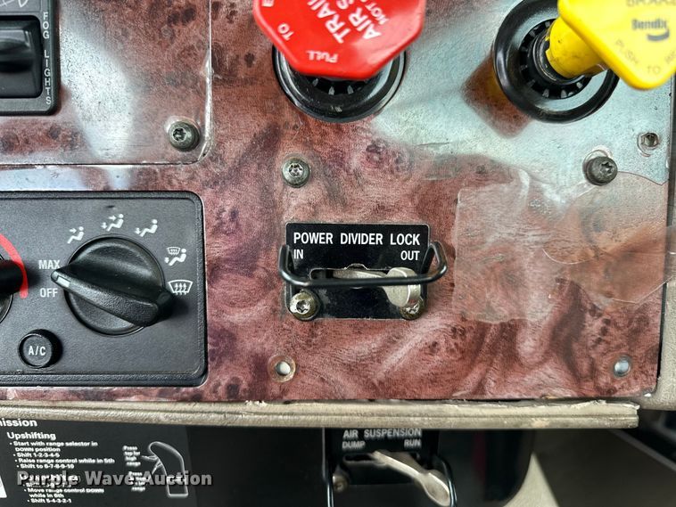 image for item EG1650 2006 International  9400 6X4 semi truck