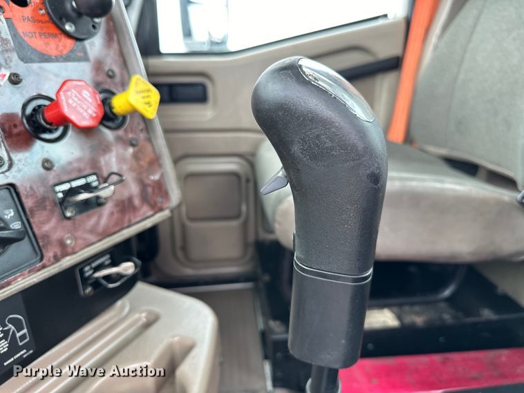 image for item EG1650 2006 International  9400 6X4 semi truck