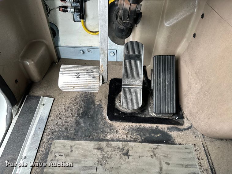 image for item EG1650 2006 International  9400 6X4 semi truck