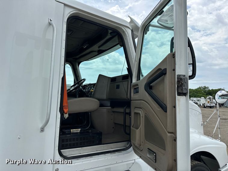 image for item EG1650 2006 International  9400 6X4 semi truck