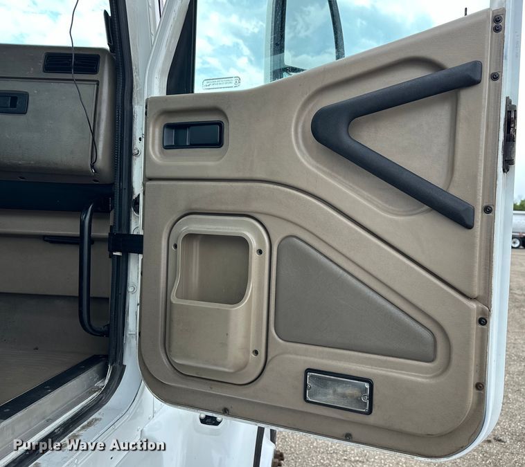 image for item EG1650 2006 International  9400 6X4 semi truck