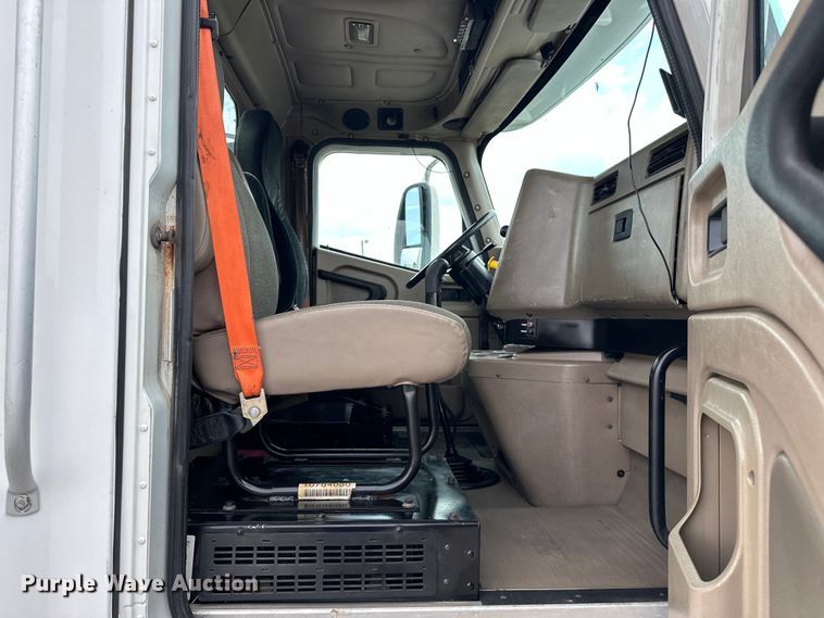 image for item EG1650 2006 International  9400 6X4 semi truck