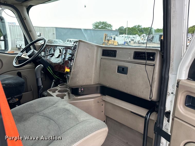 image for item EG1650 2006 International  9400 6X4 semi truck