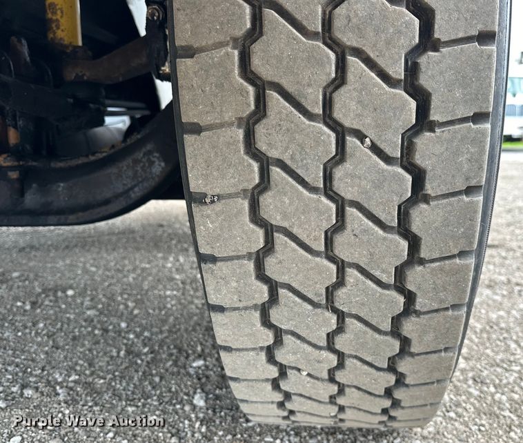 image for item EG1650 2006 International  9400 6X4 semi truck