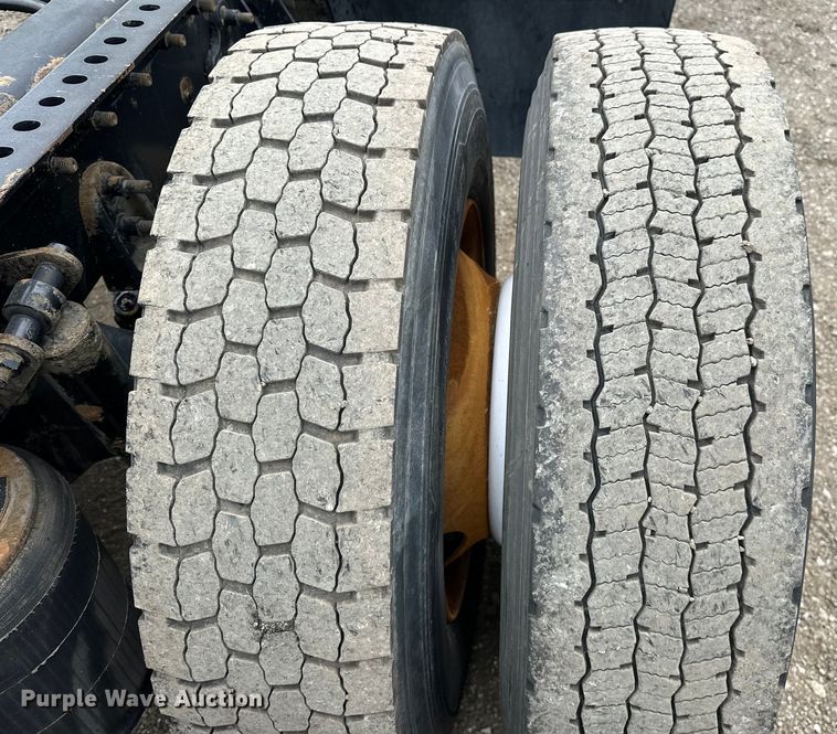 image for item EG1650 2006 International  9400 6X4 semi truck