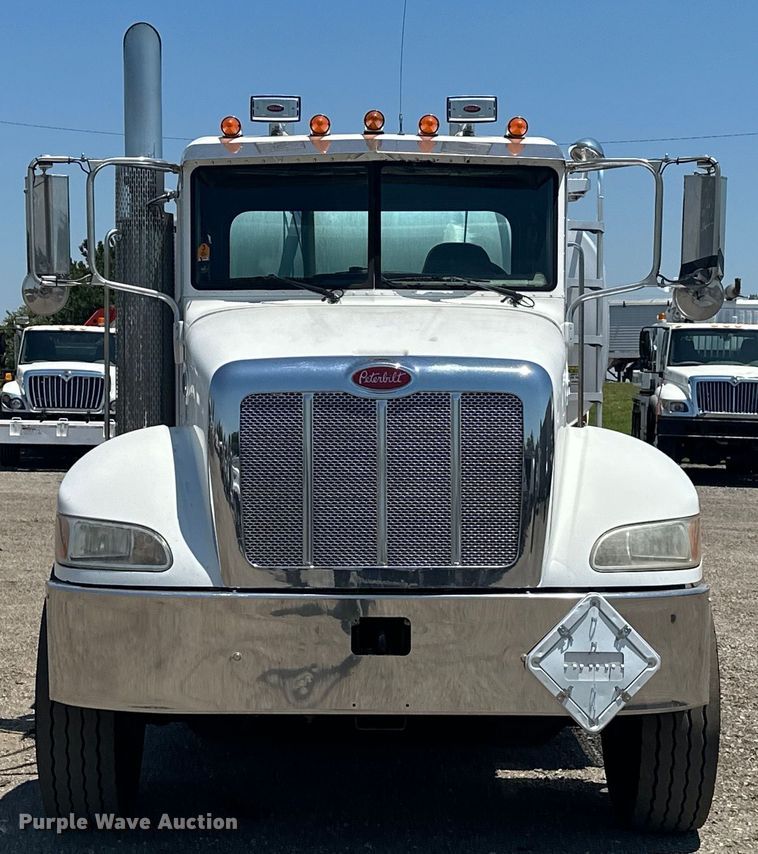 image for item EG1663 2009 Peterbilt  340 tank truck